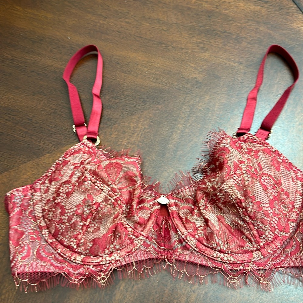 NWT Sofia Intimates by Sofia Vergara Women's Eyelash Lace Balconette Bra 34C